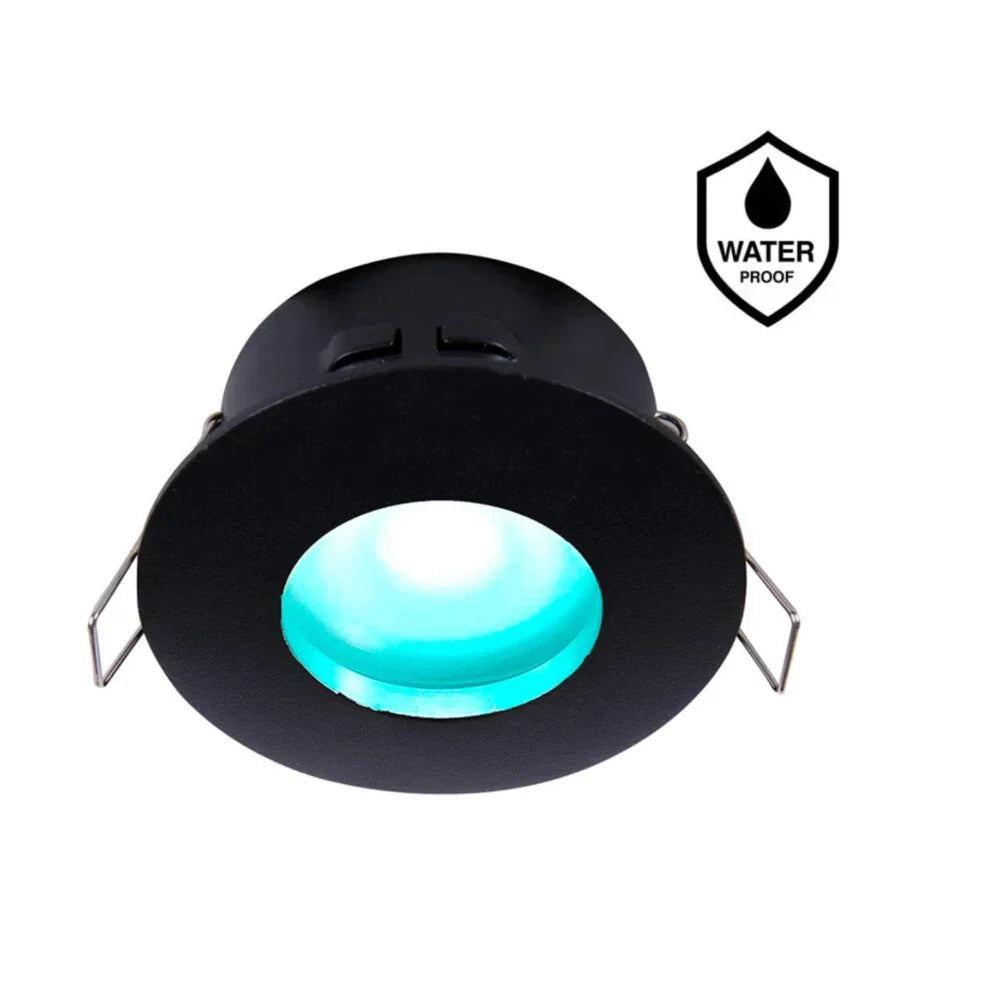 Waterdichte zwarte LED inbouwspot met RGB-verlichting, frontaal schuin van onderen gefotografeerd, met helder blauw licht en metalen bevestigingsklemmen zichtbaar.
