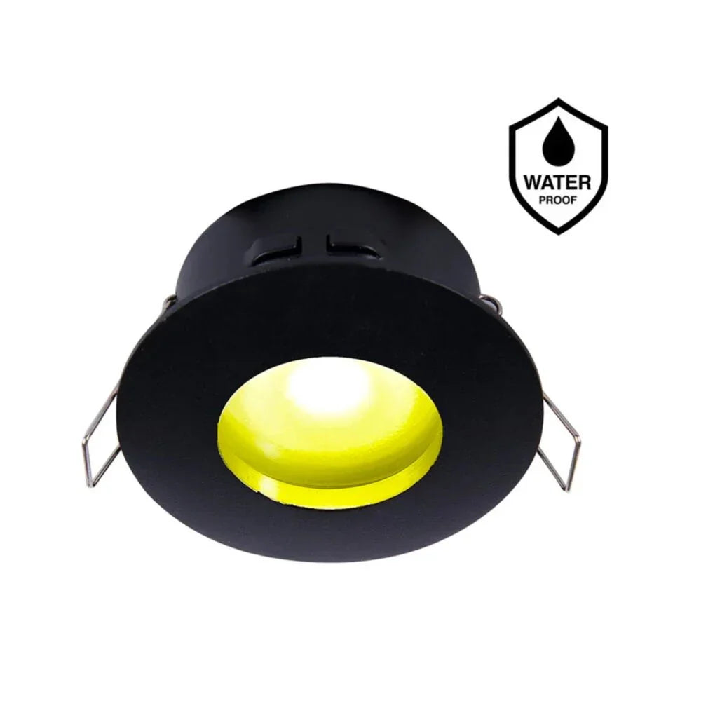 Zwarte waterdichte LED inbouwspot met gele lichtreflector, schuin van voren gezien tegen een witte achtergrond.
