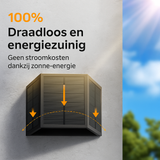 Zonnepaneelapparaat aan muur gemonteerd, schuin vooraanzicht, met drie geïntegreerde zonnepanelen voor draadloze en energiezuinige werking zonder stroomkosten dankzij zonne-energie.