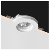 Inbouwspot rond wit Gips GU10 – vooraanzicht van afwerkrand met zicht op gemonteerde spot in plafond.