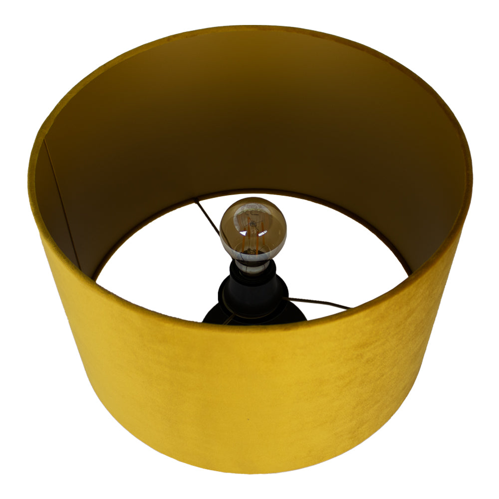 Gele velvet lampenkap met open bovenkant en zicht op fitting en lichtbron, bovenaanzicht.