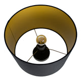 Zwart-gouden lampenkap met zichtbare fitting en LED-lamp, bovenaanzicht.