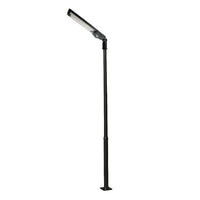 Zijl aanzicht van een zwarte LED straatlamp op een metalen paal, geschikt voor buitenverlichting van wegen, parkeerplaatsen of tuinpaden.