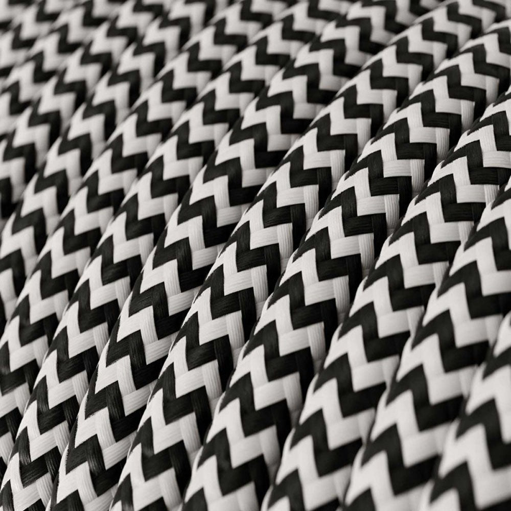 Close-up van zwart-wit gevlochten polyester touw met zigzagpatroon, in perspectief schuin van voren genomen.