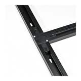 Detailaanzicht van een zwarte metalen verbindingshoek van een aluminium profiel-framesysteem, met zicht op de bevestigingsschroeven en montagesleuf, tegen een witte achtergrond.