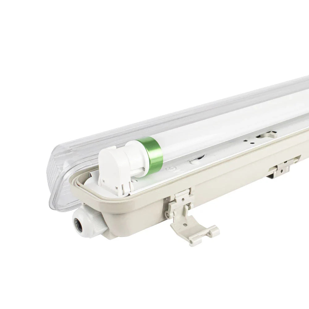 LED TL armatuur waterdicht met T8 buis – schuin zijaanzicht op een open armatuur met transparante afdekking, zicht op montagebeugel en elektrische aansluitingen.