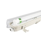 LED TL armatuur waterdicht met T8 buis – schuin zijaanzicht op een open armatuur met transparante afdekking, zicht op montagebeugel en elektrische aansluitingen.