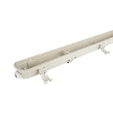 Beige kunststof LED armatuurbehuizing, zonder afdekking, schuin zijaanzicht met zicht op montageclips en kabelinvoer.