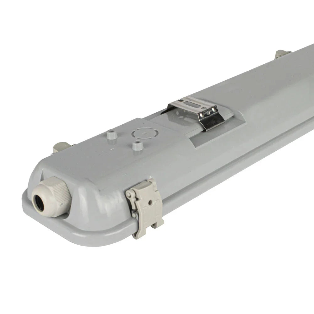 Close-up zijaanzicht van een grijze waterdichte LED armatuurbehuizing voor TL-verlichting, met metalen montageclip en kabeldoorvoer, geschikt voor industriële of vochtige omgevingen.