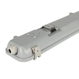 Close-up zijaanzicht van een grijze waterdichte LED armatuurbehuizing voor TL-verlichting, met metalen montageclip en kabeldoorvoer, geschikt voor industriële of vochtige omgevingen.