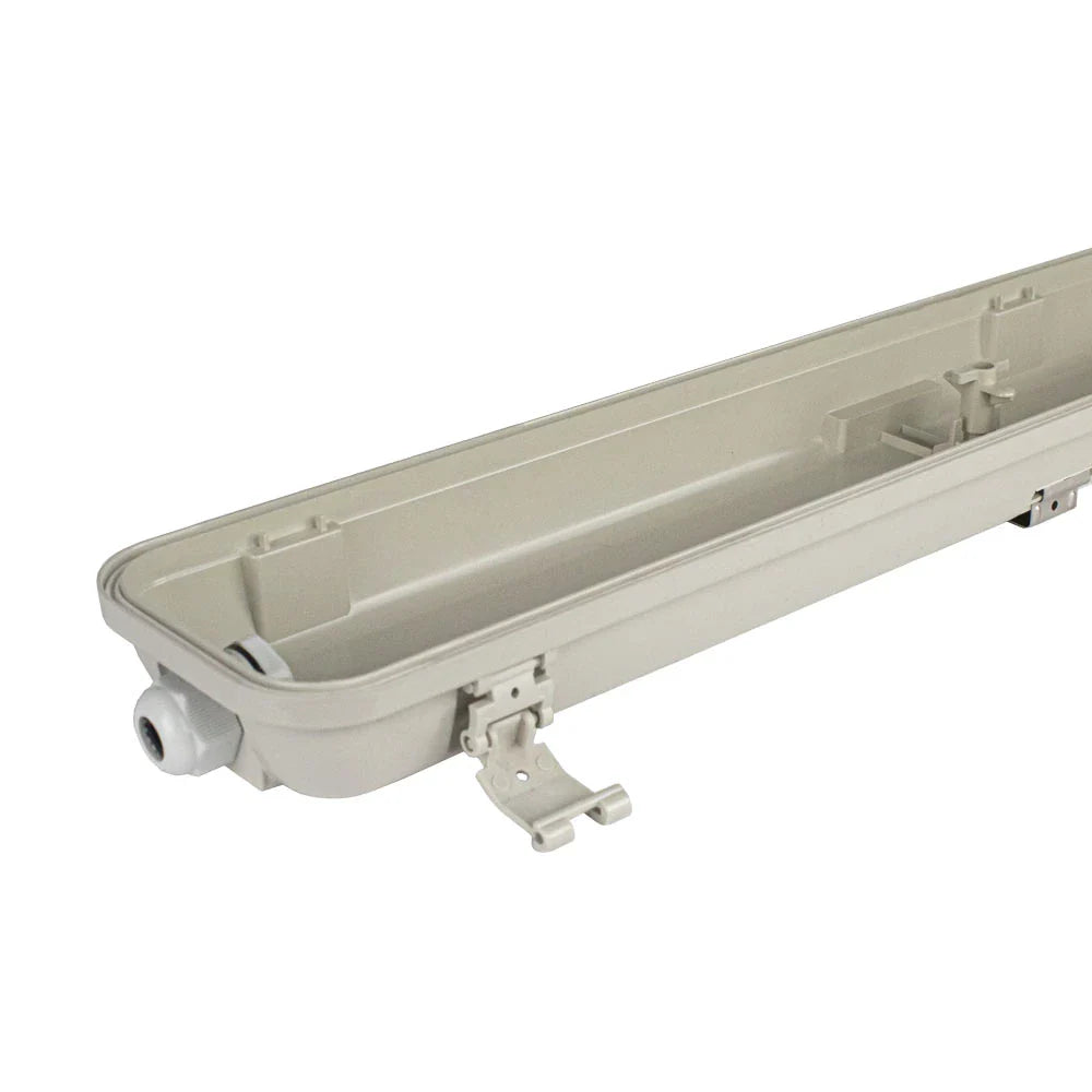 Beige kunststof behuizing voor een LED TL-armatuur, bovenaanzicht onder een hoek met zicht op de zijklemmen en kabelingang.