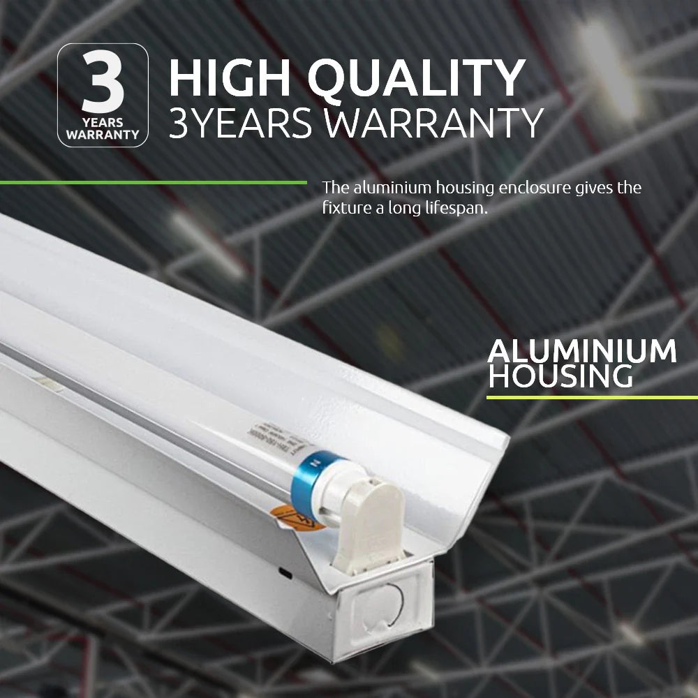 Industriële LED TL-armatuur met aluminium behuizing, close-up schuin onderaanzicht, met duidelijke weergave van de hoogwaardige afwerking en drie jaar garantie.