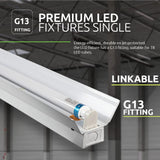 Premium LED armatuur met enkele T8 buis, G13 fitting, energiezuinig en koppelbaar - schuine onderaanzicht van wit metalen LED verlichtingsarmatuur gemonteerd in een industriële omgeving.