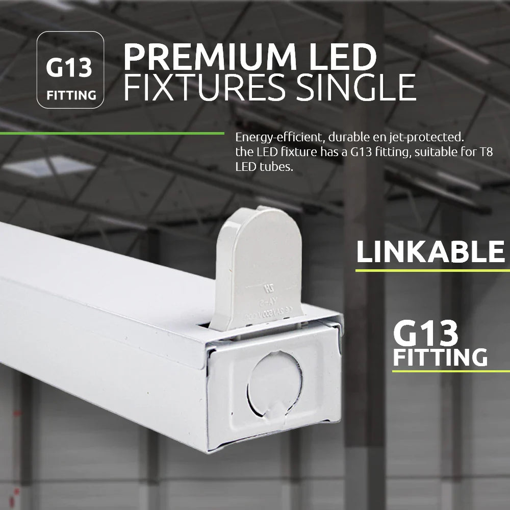 Close-up zijaanzicht van een premium enkele LED armatuur met G13 fitting, geschikt voor T8 LED buizen, energiezuinig, koppelbaar en straalwaterdicht, weergegeven in een industriële omgeving.