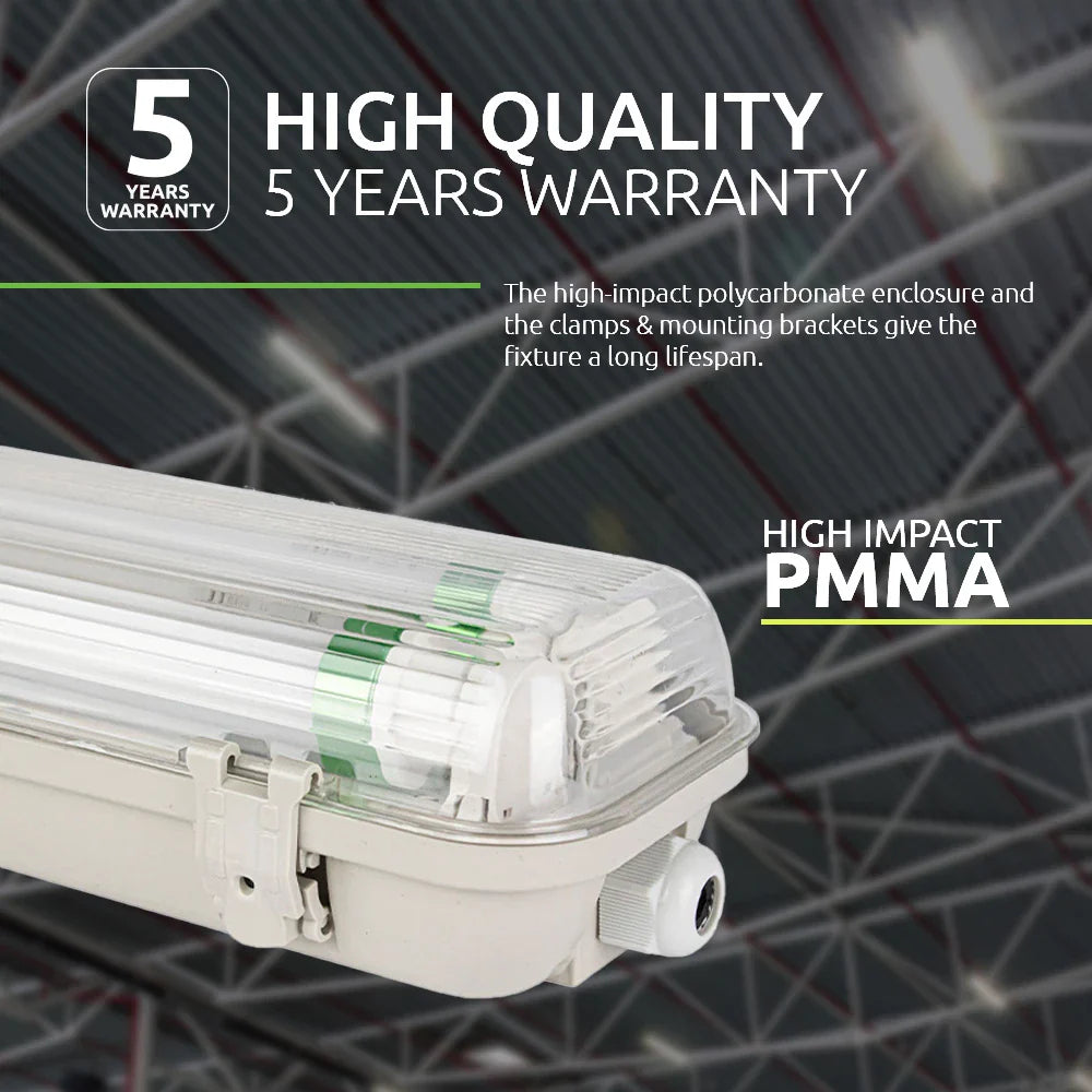 Industriële LED lichtarmatuur met hoge slagvaste PMMA-behuizing, schuin zijaanzicht, inclusief stevige bevestigingsklemmen en waterdichte aansluiting, geschikt voor langdurig gebruik in magazijnen of fabriekshallen – 5 jaar garantie.