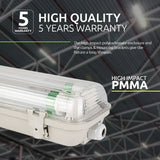 Industriële LED lichtarmatuur met hoge slagvaste PMMA-behuizing, schuin zijaanzicht, inclusief stevige bevestigingsklemmen en waterdichte aansluiting, geschikt voor langdurig gebruik in magazijnen of fabriekshallen – 5 jaar garantie.