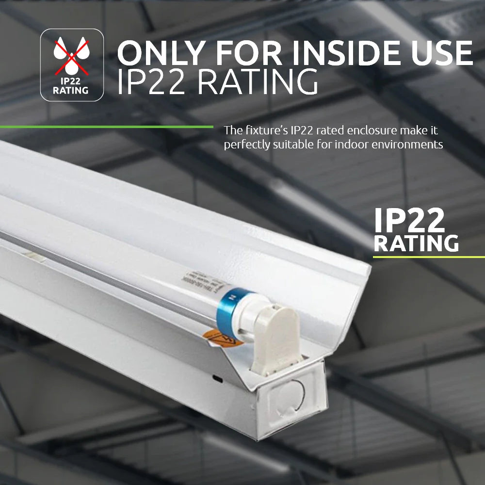 Close-up zijaanzicht van een IP22-gecertificeerde indoor TL-armatuur, geschikt voor binnengebruik, gemonteerd onder een industrieel plafond.