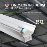 Close-up zijaanzicht van een IP22-gecertificeerde indoor TL-armatuur, geschikt voor binnengebruik, gemonteerd onder een industrieel plafond.