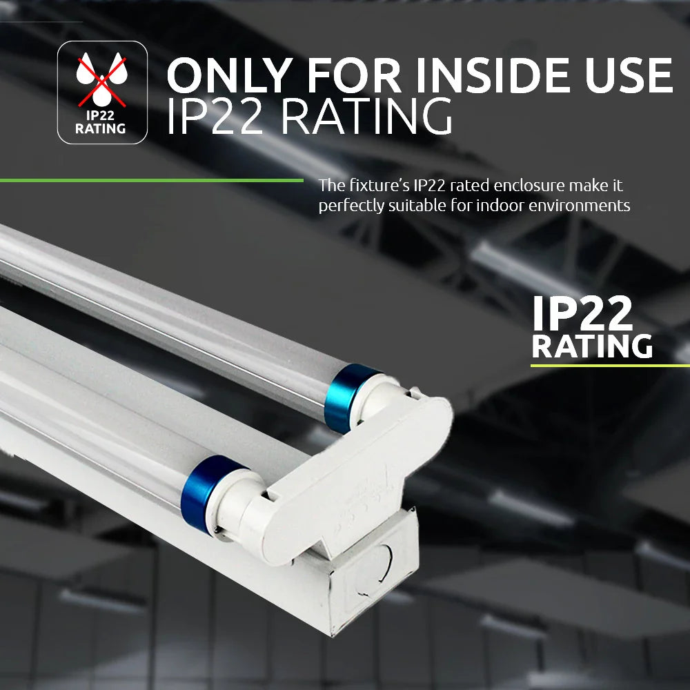 Dubbele TL-armatuur met IP22-classificatie, geschikt voor binnengebruik, schuine vooraanzicht met zicht op de buizen en behuizing tegen een industriële achtergrond.