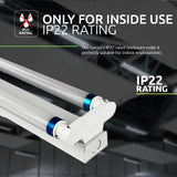 Dubbele TL-armatuur met IP22-classificatie, geschikt voor binnengebruik, schuine vooraanzicht met zicht op de buizen en behuizing tegen een industriële achtergrond.