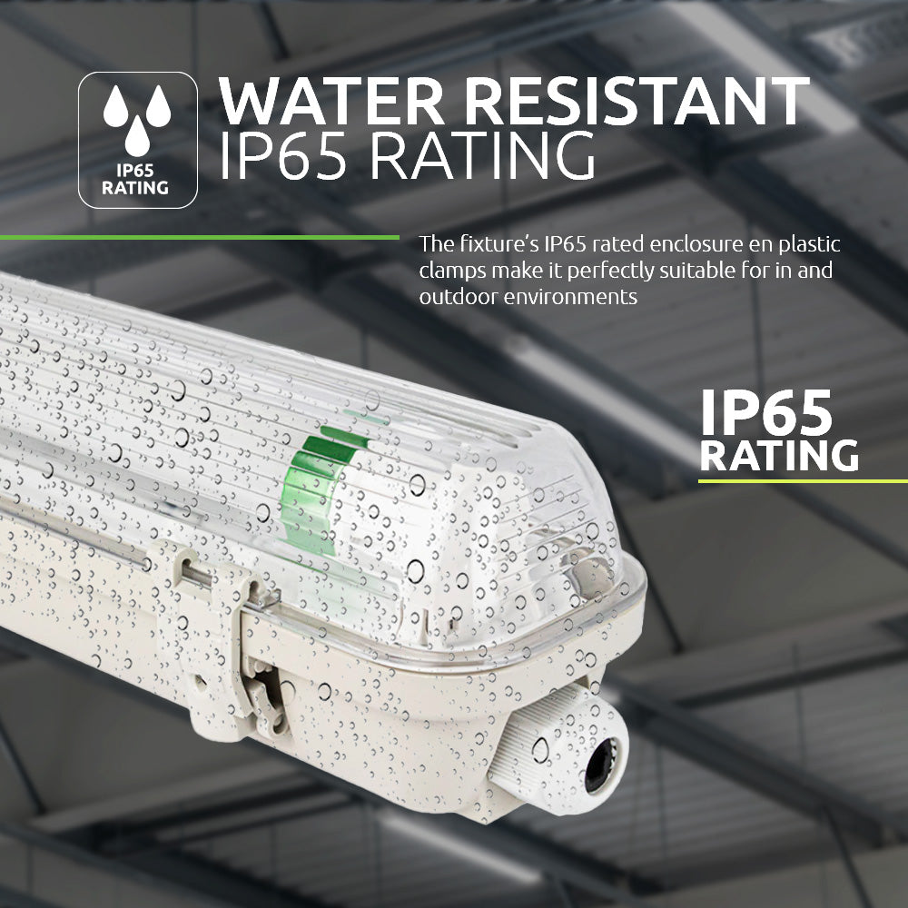 Waterdichte LED TL-armatuur met IP65-classificatie, close-up zijaanzicht met zichtbare waterdruppels op de behuizing, geschikt voor binnen- en buitengebruik.