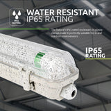 Waterdichte LED TL-armatuur met IP65-classificatie, close-up zijaanzicht met zichtbare waterdruppels op de behuizing, geschikt voor binnen- en buitengebruik.