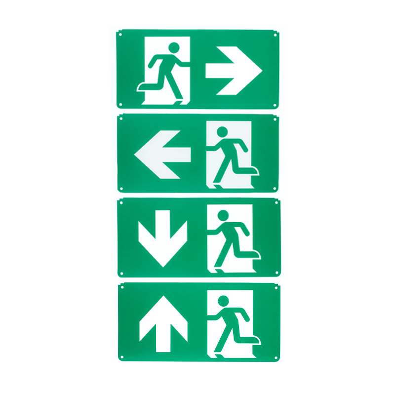 Groene nooduitgang borden met witte pictogrammen van een rennend persoon en pijlen die naar rechts, links, beneden en boven wijzen, vooraanzicht.