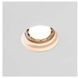 Ingebouwde LED spotverlichting in wit plafond, vooraanzicht met zicht op warme lichtstraal en moderne afwerking.