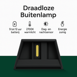 Zwart draadloze buitenlamp met warm wit 2700K licht, getoond in vooraanzicht, voorzien van dag- en nachtsensor, 9 tot 12 uur batterijduur en energiezuinig ontwerp.