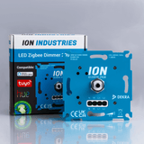 Close-up vooraanzicht van de ION Industries LED Zigbee Dimmer 200W (ID200W-ZIGB), inclusief productverpakking met compatibiliteit voor Amazon Alexa, Tuya en Philips Hue.