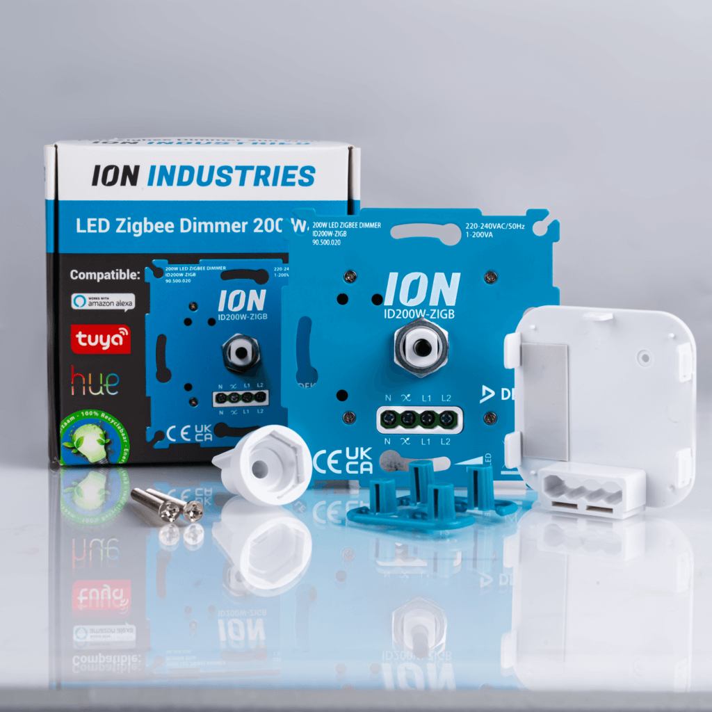 Vooraanzicht van de ION Industries LED Zigbee Dimmer 200W (ID200W-ZIGB), inclusief productverpakking, dimmermodule, bevestigingsmaterialen en accessoires, geschikt voor gebruik met Amazon Alexa, Tuya en Philips Hue.