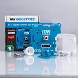 Vooraanzicht van de ION Industries LED Zigbee Dimmer 200W (ID200W-ZIGB), inclusief productverpakking, dimmermodule, bevestigingsmaterialen en accessoires, geschikt voor gebruik met Amazon Alexa, Tuya en Philips Hue.