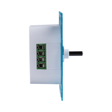 Zijaanzicht van een wandgemonteerde temperatuursensor met aansluitklemmen en een voelersonde, geschikt voor installatie in HVAC-systemen.