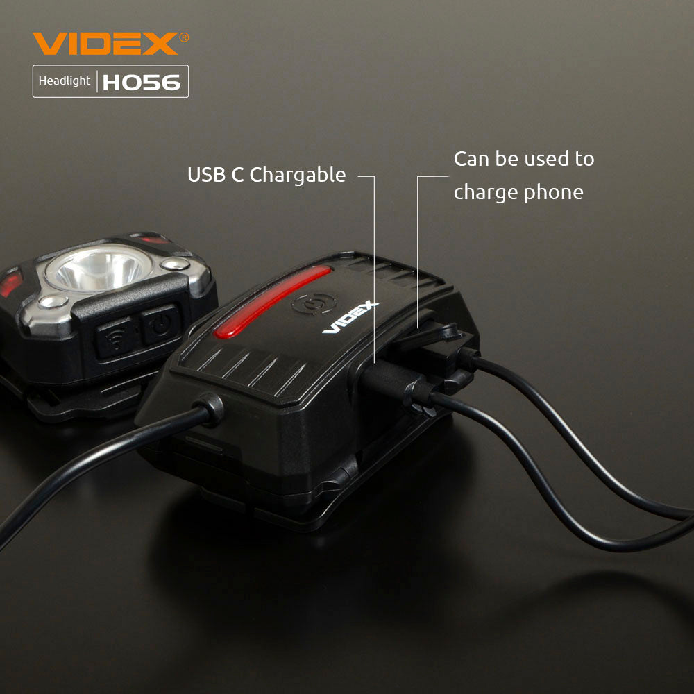 Close-up zijaanzicht van de VIDEX HO56 hoofdlamp met USB-C oplaadpoort en mogelijkheid om een telefoon op te laden.