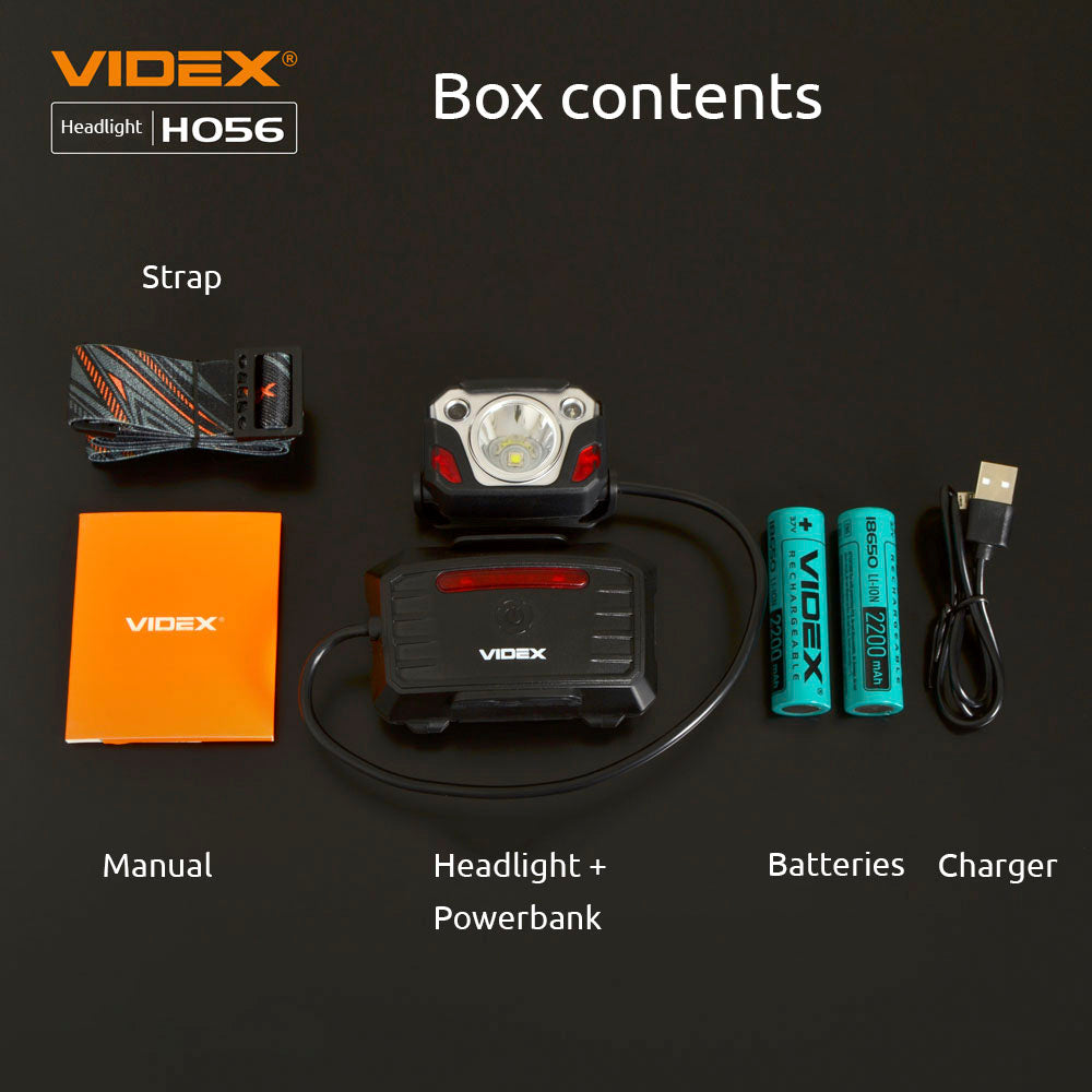Bovenaanzicht van de inhoud van de VIDEX HO56 hoofdlampverpakking, inclusief hoofdlamp met powerbank, elastische hoofdband, handleiding, twee oplaadbare 18650 batterijen en een USB-oplaadkabel, tegen een zwarte achtergrond.