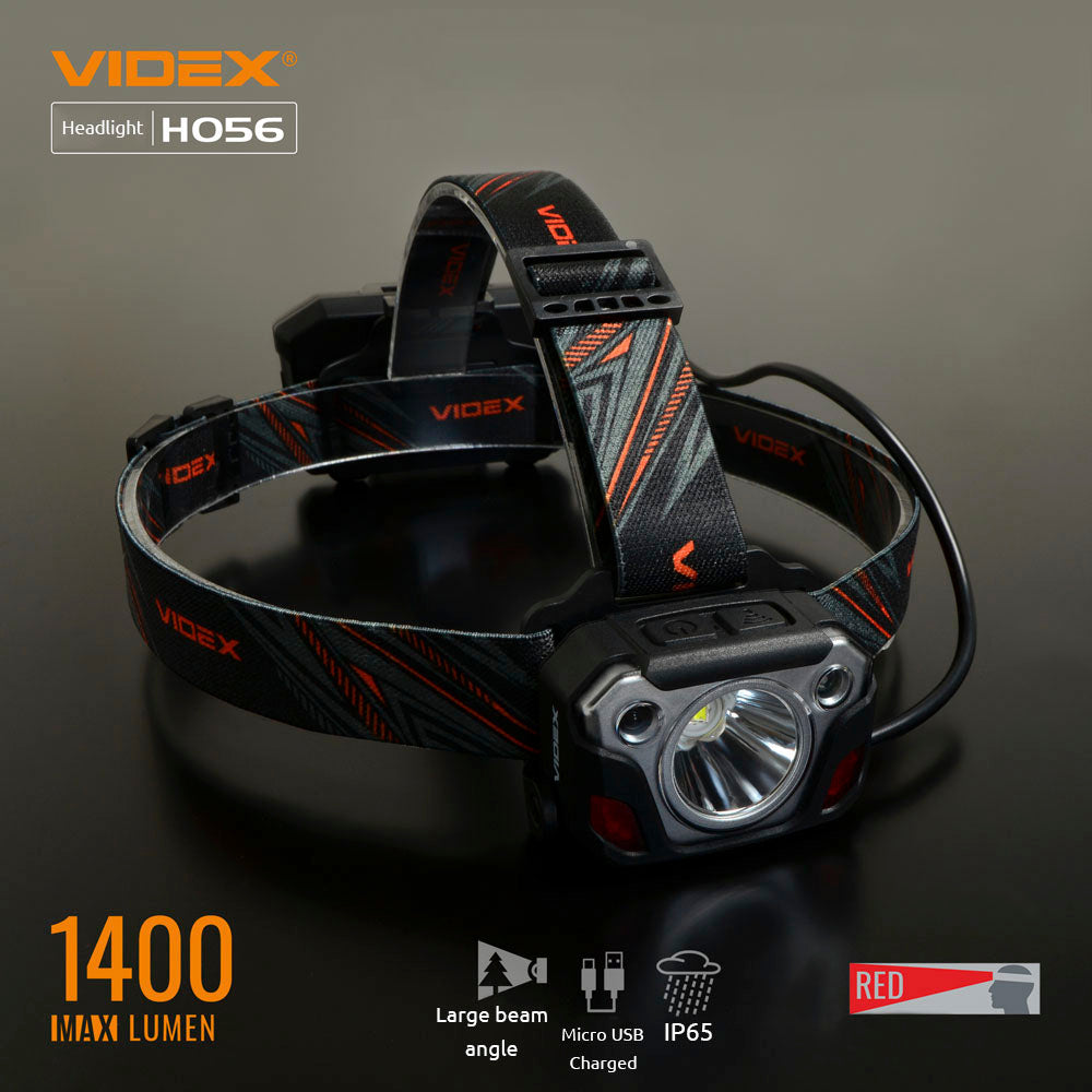 Close-up vooraanzicht van de Videx H056 hoofdlamp met verstelbare hoofdband, 1400 lumen lichtopbrengst, grote straalhoek, waterdicht volgens IP65-norm, en oplaadbaar via micro-USB.