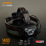 Close-up vooraanzicht van de Videx H056 hoofdlamp met verstelbare hoofdband, 1400 lumen lichtopbrengst, grote straalhoek, waterdicht volgens IP65-norm, en oplaadbaar via micro-USB.