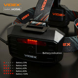 Close-up achteraanzicht van de VIDEX HO56 hoofdlamp met zichtbare batterij-indicator en verstelbare hoofdband met merklogo.