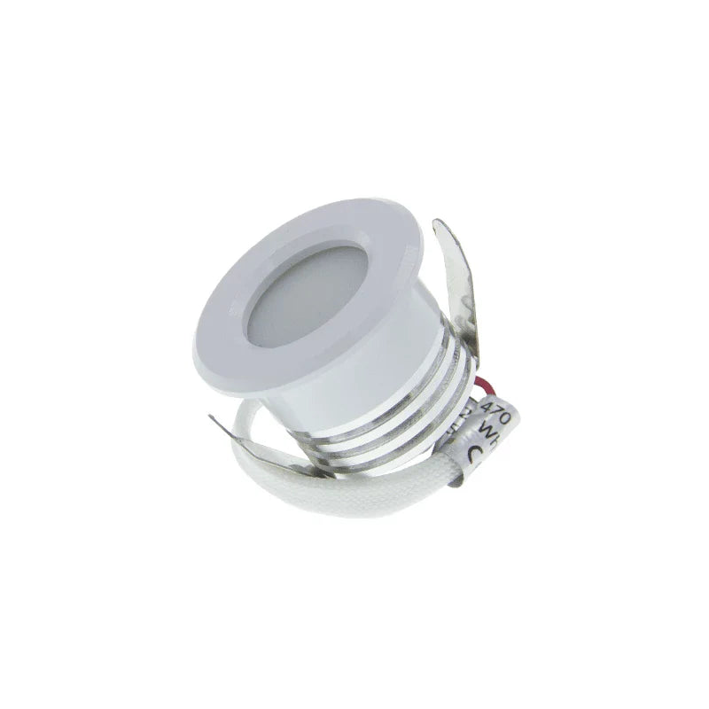 LED mini inbouwspot wit – schuine zijaanzicht van compacte ronde LED inbouwspot met witte afwerking, koellichaam en klemveren voor plafondmontage.