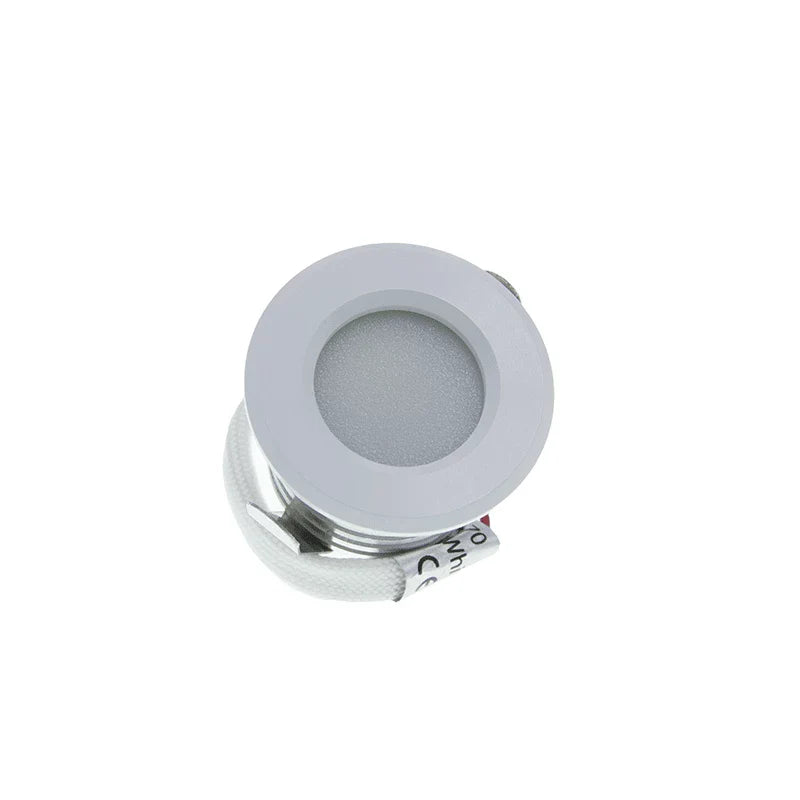 Witte inbouw LED spot van bovenaf gezien, met ronde afwerking en matte lens, geschikt voor plafondmontage in moderne interieurs.
