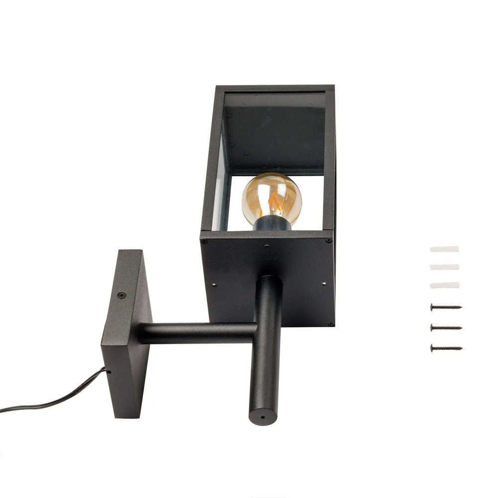 Zwart metalen wandlamp met glazen behuizing en zichtbare LED filamentlamp, inclusief montagemateriaal; frontaal onderaanzicht.