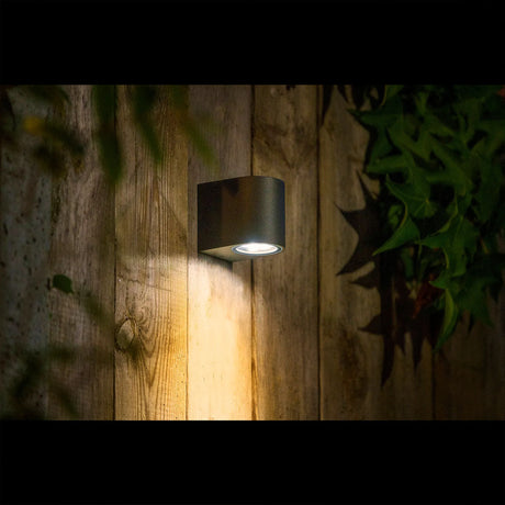 LED wandlamp zwart 3000K warm wit - sfeerfoto buiten