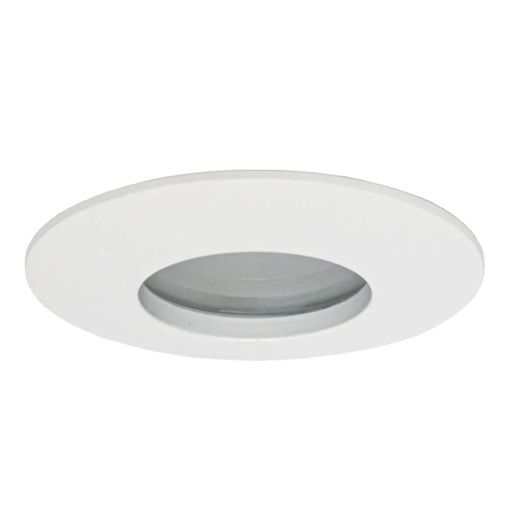 Witte ronde inbouwspot, schuin onderaanzicht, met matte afwerking en glazen lens – ideaal voor moderne plafondverlichting.