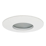 Witte ronde inbouwspot, schuin onderaanzicht, met matte afwerking en glazen lens – ideaal voor moderne plafondverlichting.