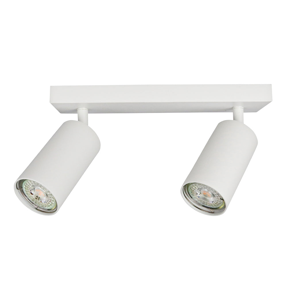Witte moderne plafondspot met twee draaibare cilinderlampen, vooraanzicht onder een hoek. Ideaal voor gerichte verlichting in woon- of werkruimtes.