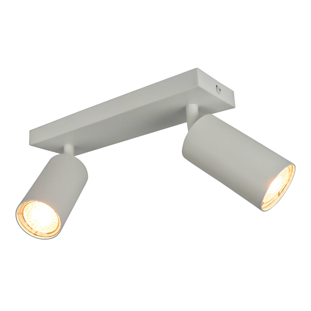 Witte moderne plafondspot met twee verstelbare lichtbronnen, schuin van voren afgebeeld tegen een witte achtergrond.