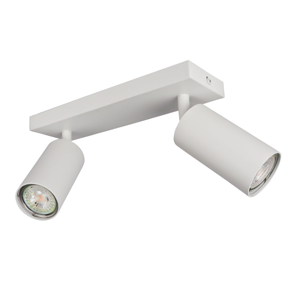 Witte moderne plafondspot met twee verstelbare cilindervormige lichtspots, schuin van voren afgebeeld tegen een witte achtergrond.