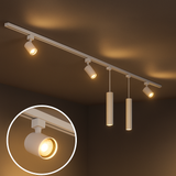 Witte railspot plafondverlichting met verstelbare warmwitte LED-spots en cilindervormige hanglampen, afgebeeld in een moderne interieursetting vanuit een schuin onderaanzicht. Inzetbeeld toont close-up van een enkele railspot.