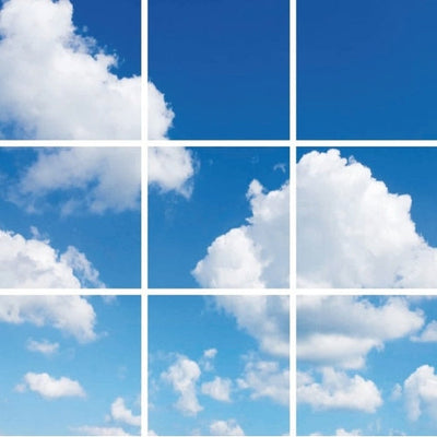 Productfoto van een plafondpaneel met wolkenmotief, vooraanzicht met negen tegels in een raster, afgebeeld tegen een helderblauwe lucht met witte wolken.