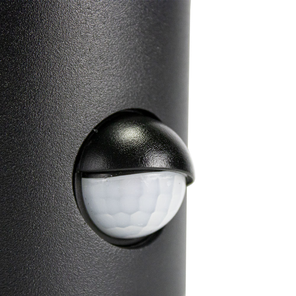 Close-up zijaanzicht van een zwarte buitenlamp met geïntegreerde witte bewegingssensor, geschikt voor wandmontage en voorzien van een gebogen beschermkap.